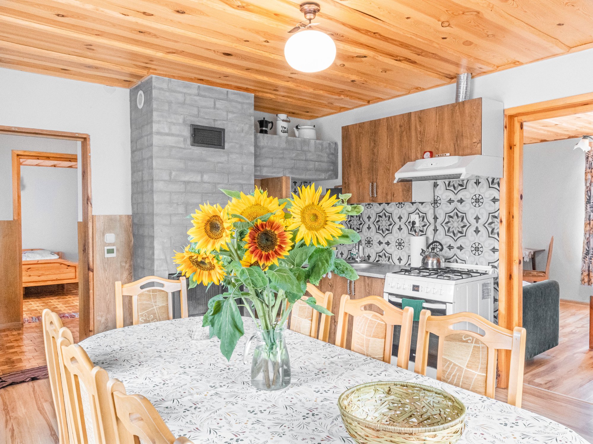 Jadalnia z kominkiem w domku agroturystycznym Oszkinie